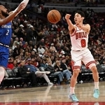 　マジック戦でパスを出すブルズの河村勇輝＝１０日、シカゴ（ロイター＝共同）