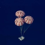 　パラシュートを開き、米西部カリフォルニア州沖に着水する宇宙船オリオン＝１０日（ＮＡＳＡの中継から）