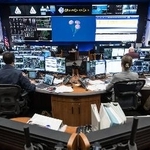 　パラシュートを開いた宇宙船オリオンの着水を見守る管制担当者ら＝１０日、米テキサス州ヒューストンのジョンソン宇宙センター（ＮＡＳＡ提供）