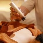 　中国上海市の中医薬マッサージ店「裕和堂」でおきゅうの施術を受ける人＝２０２５年３月（同店提供・共同）