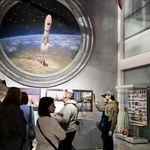 　モスクワの宇宙飛行士記念博物館で展示を見る人たち＝７日（共同）