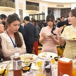 　中国人学生と会話を楽しむチャイナドレス姿で参加した日本の留学生＝１１日、中国上海市（共同）