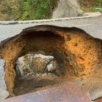 　陥没した金沢市内の道路＝１１日（石川県提供）