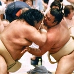 　大相撲春巡業の朝稽古で、藤凌駕（左）と相撲を取る霧島＝神奈川県藤沢市