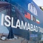 　米イランの協議開催を知らせるイスラマバードの横断幕＝１１日（共同）