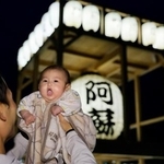 　熊本地震の犠牲者への追悼と復興を願って阿蘇神社周辺にともされた大ちょうちん＝１１日夕、熊本県阿蘇市