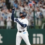 　１回、走者一掃の二塁打を放ち塁上でポーズをとる西武のカナリオ＝ベルーナドーム