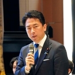 　高機動ロケット砲システム「ハイマース」の射撃訓練について説明する小泉防衛相＝１１日午後、静岡県御殿場市