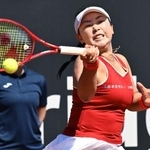 　イタリア戦の第３試合となるダブルスでプレーする穂積絵莉＝ローマ近郊（ゲッティ＝共同）