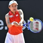 　イタリア戦の第３試合となるダブルスでプレーする青山修子＝ローマ近郊（ゲッティ＝共同）