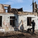 　１１日、ウクライナ南部オデーサで、ロシアの無人機攻撃を受けた建物（ロイター＝共同）