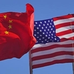 　掲げられた中国国旗（左）と米国国旗＝２０２５年１２月、北京（共同）