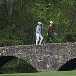 　１３番の「ネルソンブリッジ」を渡る松山英樹（右）と片岡尚之＝７日、オーガスタ・ナショナルＧＣ（共同）