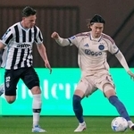 　ヘラクレス戦の前半、パスを出すアヤックスの板倉（右）＝アルメロ（共同）