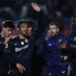 　エストレラ戦での勝利を喜ぶスポルティングの守田英正＝１１日、アマドーラ（ロイター＝共同）