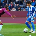 　バーンリー戦の後半、プレーするブライトンの三笘（右）＝バーンリー（共同）