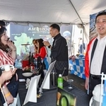 　「全米桜祭り」の日本ストリートフェスティバルで、鹿児島県の県産品や観光地をＰＲする塩田康一知事（右端）＝１１日、米ワシントン（共同）