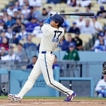 　レンジャーズ戦の１回、今季初の先頭打者本塁打となる４号ソロを放つドジャース・大谷＝ロサンゼルス（共同）