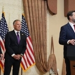 　１２日、イスラマバードで記者会見するバンス米副大統領（右）（ＡＰ＝共同）