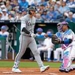 　ロイヤルズ戦の１回、空振り三振に倒れたホワイトソックス・村上＝カンザスシティー（共同）