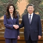 　台湾・国民党の鄭麗文主席（左）と握手する中国共産党の習近平総書記＝１０日、北京の人民大会堂（新華社＝共同）