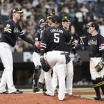 　日本ハムに勝利しタッチを交わす杉山（左端）らソフトバンクナイン＝１１日、エスコンフィールド