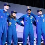 　帰還を歓迎するイベントに登壇した船長のワイズマン飛行士（右端）ら４人＝１１日、米南部テキサス州ヒューストン（ＡＰ＝共同）