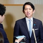 　記者団の取材に応じる自民党の小林政調会長＝１２日午後、東京都内