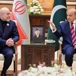 　パキスタンのシャリフ首相（右）とイラン代表団のガリバフ国会議長＝１１日、イスラマバード（パキスタン首相府提供・ＡＰ＝共同）