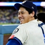 　レンジャーズ戦の９回、ベンチで笑顔を見せるドジャース・大谷＝ロサンゼルス（共同）