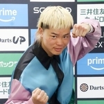 　ＷＢＣ世界バンタム級挑戦者決定戦から一夜明け、記者会見でポーズをとる那須川天心＝１２日、東京都内