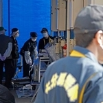 　姫野忠文容疑者の自宅周辺を調べる大分県警の捜査員＝１２日午前９時５９分、大分市