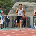 　男子１００メートル決勝　力走する３位の山本匠真（左）と４位の山縣亮太（右）＝島根県立浜山公園陸上競技場