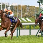 　第８６回桜花賞を制したスターアニス（左）＝阪神競馬場
