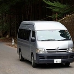 　山中で発見された遺体を運び出す大分県警の車両＝１２日午後４時１４分、大分県豊後大野市