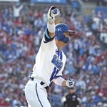 　７回、代打で勝ち越しの２ランを放ちガッツポーズするＤｅＮＡ・度会＝横浜