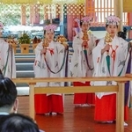 　丹生都比売神社で営まれた「花盛祭」で、神前神楽「浦安の舞」を奉納する子供たち＝１２日午前、和歌山県かつらぎ町