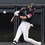 　７回ソフトバンク１死一塁、周東が右越えに２ランを放つ＝エスコンフィールド