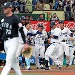 　１０回、サヨナラ本塁打を放ちチームメートに迎えられる西武・林安可（右から２人目）。手前は打たれたロッテのロング＝ベルーナドーム