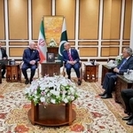 　パキスタンのシャリフ首相（中央右）とイラン代表団のガリバフ国会議長（同左）＝１１日、イスラマバード（パキスタン首相府提供・ＡＰ＝共同）