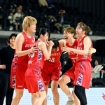 　プレーオフ決勝第４戦でトヨタ自動車に勝利して初優勝を決め、喜ぶデンソーの選手たち＝京王アリーナＴＯＫＹＯ