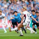 　川崎-鹿島　後半、先制ＰＫを決める鹿島・鈴木＝Ｕ等々力