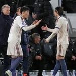 　ヘラクレス戦の後半、冨安（左）と交代するアヤックスの板倉＝アルメロ（共同）