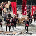 　式年遷宮の「お木曳初式」で、御用材を五十鈴川から引き揚げる市民ら＝１２日午後、三重県伊勢市の伊勢神宮内宮