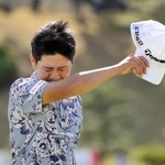 　プレーオフを制してツアー初優勝を果たし、感極まる石坂友宏＝東建多度ＣＣ名古屋