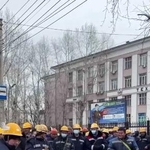 　１２日、ロシア極東コムソモリスクナアムーレで、デモ行進する中国人労働者ら（テレグラムチャンネル「カサトキン・ピーシェト」から・共同）