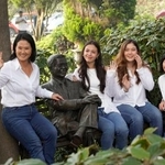 　１２日、父アルベルト・フジモリ氏の像の横に座るケイコ・フジモリ氏（左端）＝ペルーの首都リマ郊外（共同）