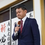 　敗戦の弁を述べる松尾佳昭氏＝１２日夜、佐賀県有田町