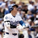 　レンジャーズ戦の１回、２試合連続の先頭打者本塁打となる５号ソロを放つドジャース・大谷＝ロサンゼルス（共同）