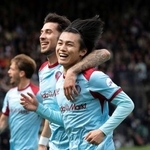 　ＮＥＣナイメヘン戦の前半、先制ゴールを決め喜ぶフェイエノールトの上田（手前）＝ナイメヘン（共同）